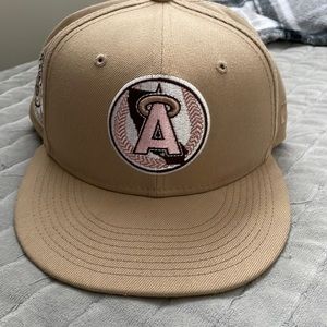 Angels New Era fitted w Pink UV 7 1/4